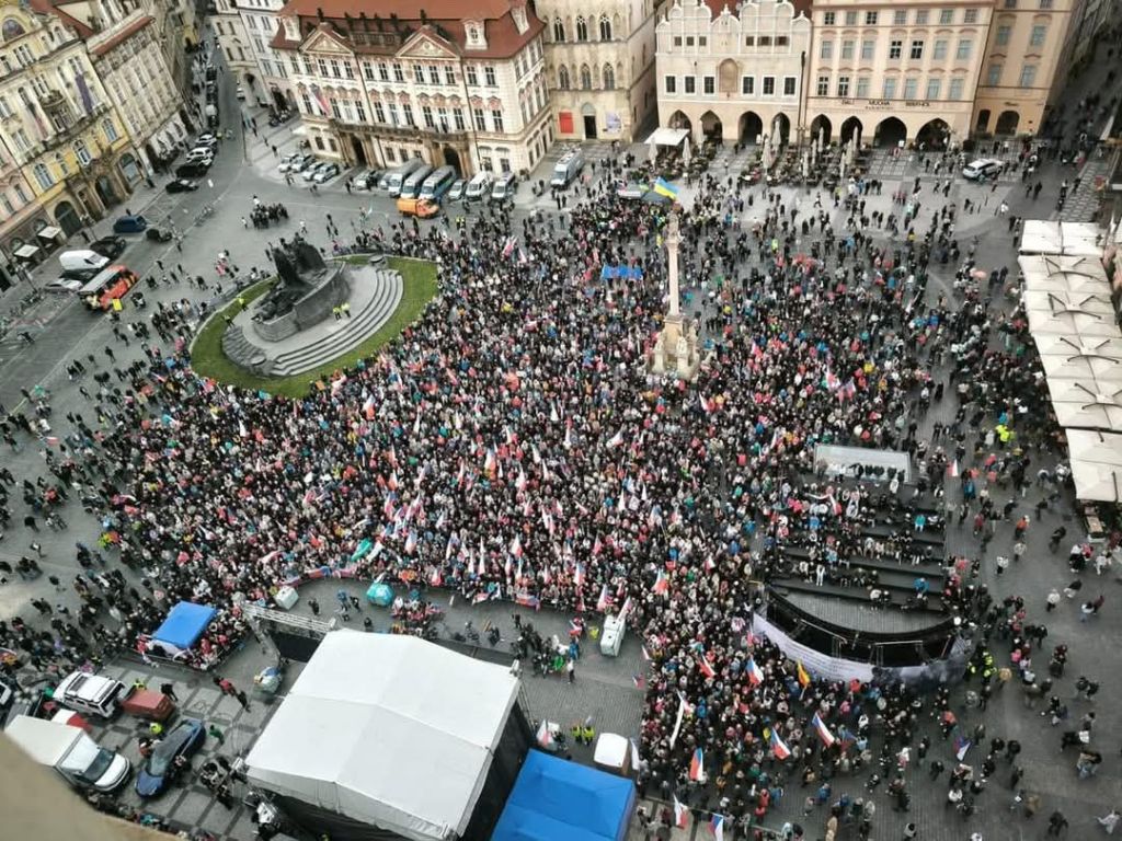 Praha povstala za mír: Staromák přeplněný demonstranty 5.8.